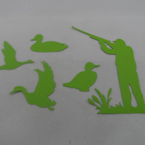 N°474 d'un lot sur la chasse  en papier vert clair   5 pièces (1 chasseur, 4 canards différents) 