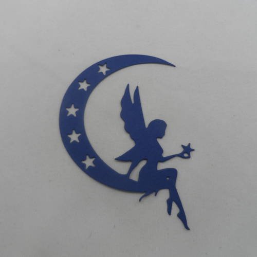 N°631 jolie fée  assisse sur un croissant de lune étoiles évidées en papier bleu marine   découpage 