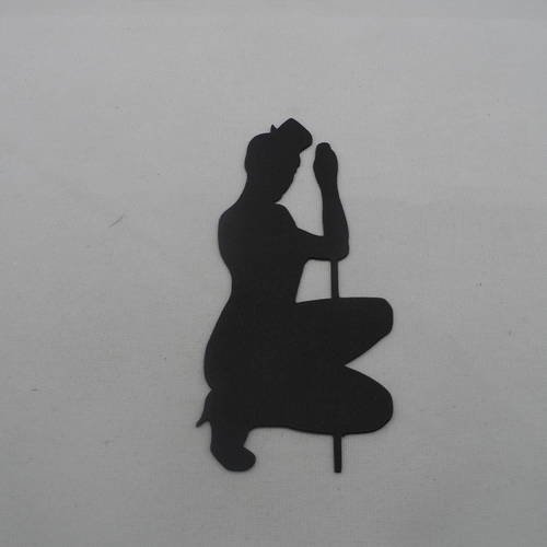 N°690  une femme "cabaret" accroupie en papier noir   découpage 