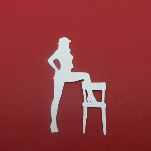 N°701    d'une femme "cabaret" avec chaise et chapeau  en papier blanc   découpage 