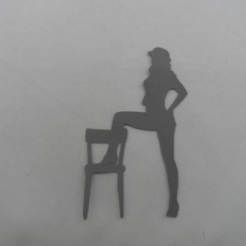 N°701  d'une femme "cabaret" avec chaise et chapeau  en papier gris    découpage 