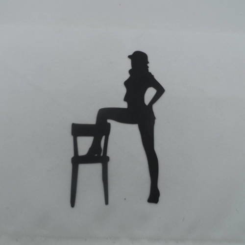 N°701   d'une femme "cabaret" avec chaise et chapeau  en papier noir    découpage 