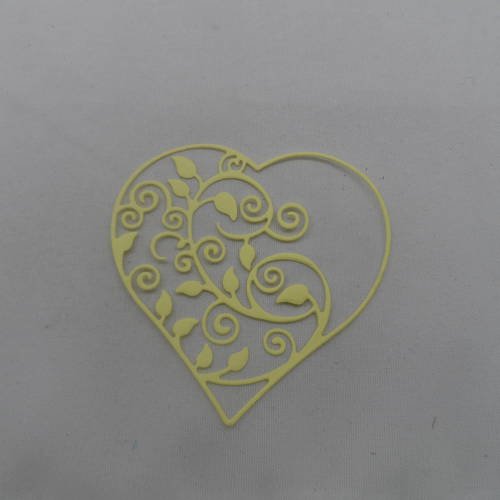 N°630 d'un joli cœur évidé "feuillage"  en papier jaune  découpage fin 