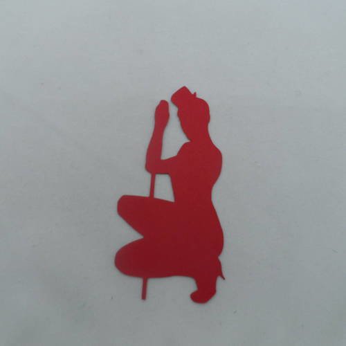 N°690  d'une femme "cabaret" accroupie en papier rouge   découpage 