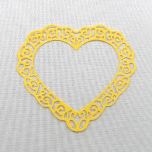 N°638 d'un joli cœur évidé  en papier jaune vif   découpage fin