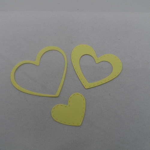 N°639 d'un lot de trois  cœurs   en papier jaune pale   découpage