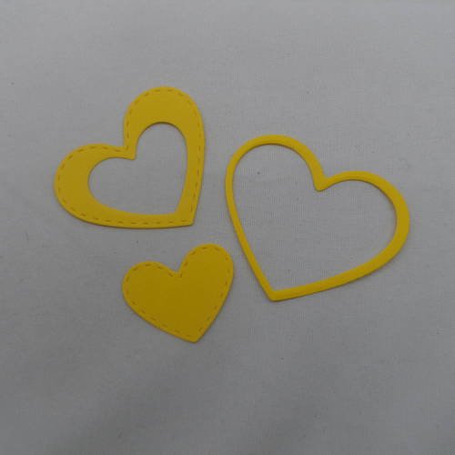 N°639 d'un lot de trois  cœurs   en papier jaune vif  découpage
