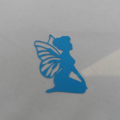 N°499 une petite fée papillon  assise  en papier bleu turquoise découpage fin