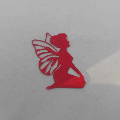 N°499 une petite fée papillon  assise  en papier rouge  découpage fin