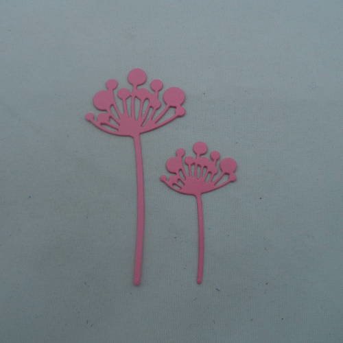 N°678 de deux  fleurs "boules" de 2 tailles différentes en papier rose foncé + clair  découpage fin