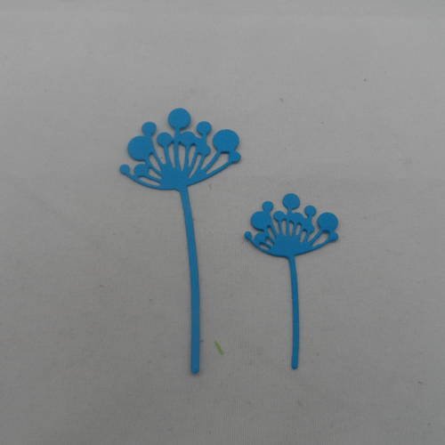 N°678 de deux  fleurs "boules" de 2 tailles différentes en papier bleu turquoise  découpage fin
