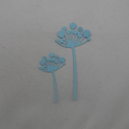 N°678 lot de deux  fleurs "boules" de 2 tailles différentes en papier bleu ciel  découpage fin