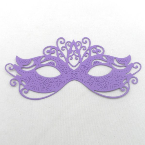 N°672   d'un joli masque "loup"  en papier  violet   découpage fin