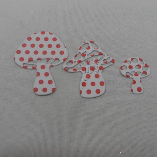 N°289 lot de trois petits champignons   en papier fond blanc  à pois rouge  découpage  fin