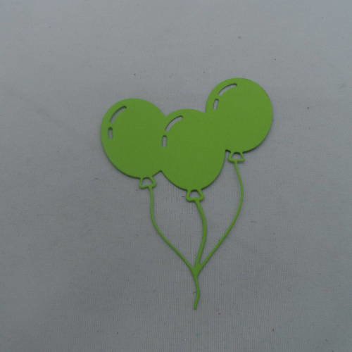 N°663 jolis ballons par trois   en papier vert clair découpage fin
