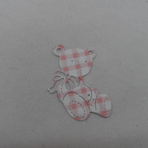 N°665 adorable petit ourson   en papier vichy rose clair et blanc découpage fin et gaufrage