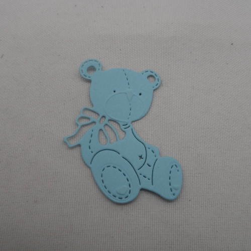 N°665 adorable petit ourson   en papier bleu ciel   découpage fin et gaufrage