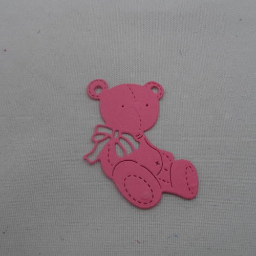 N°665 adorable petit ourson   en papier rose foncé  découpage fin et gaufrage