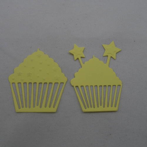 N°664 lot de deux gâteaux muffins   en papier jaune  découpage fin et gaufrage 