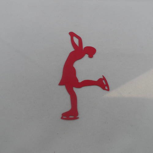 N°660  petite patineuse n°3   en papier rouge  découpage  fin