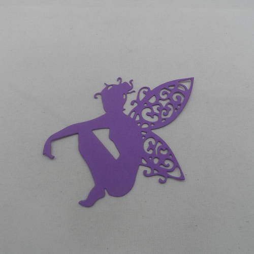 N°640 jolie fée  papillon accroupie  en papier violet découpage fin
