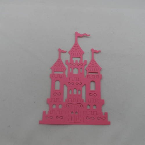 N°653 d'un grand château à trois donjons  en papier rose foncé  découpage fin 