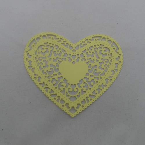 N°652  d'un grand cœur style "napperon"  en papier jaune  découpage fin 
