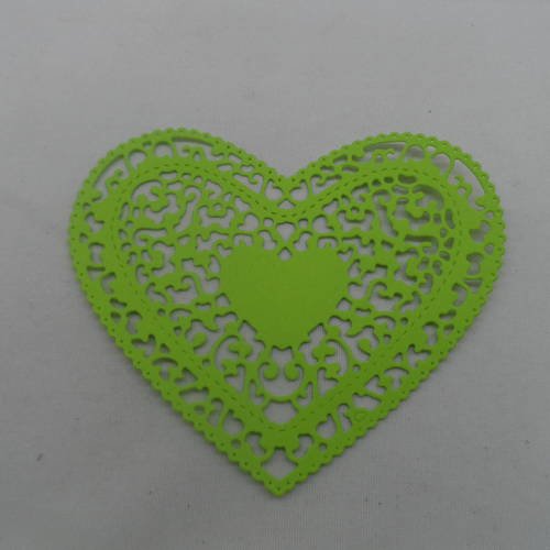 N°652  d'un grand cœur style "napperon"  en papier vert "anis"  découpage fin 