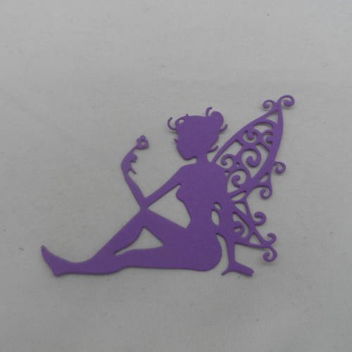 N°650 jolie fée  papillon  assise  avec une fleur   en papier violet   découpage fin