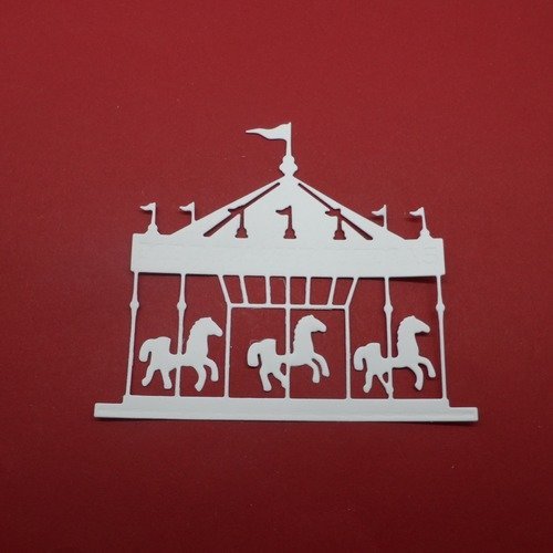 N°629 d'un carrousel manège à chevaux   en papier blanc  découpage  fin 
