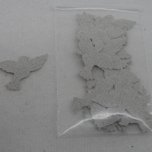 N°532 lot de 25 colombes en papier tapisserie gris    pour  embellissement 