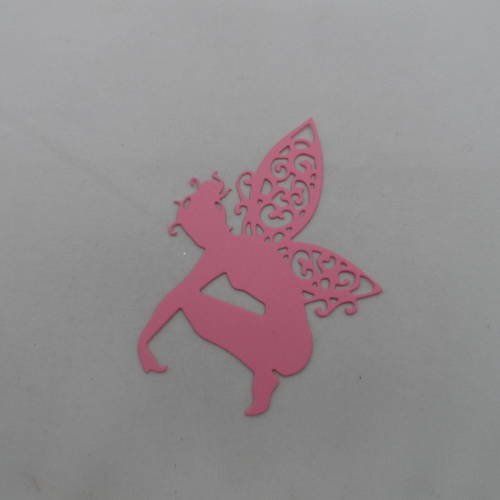 N°640 jolie fée  papillon accroupie  en papier rose foncé découpage fin