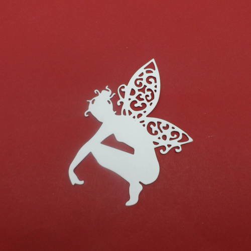 N°640 jolie fée  papillon accroupie  en papier blanc découpage fin