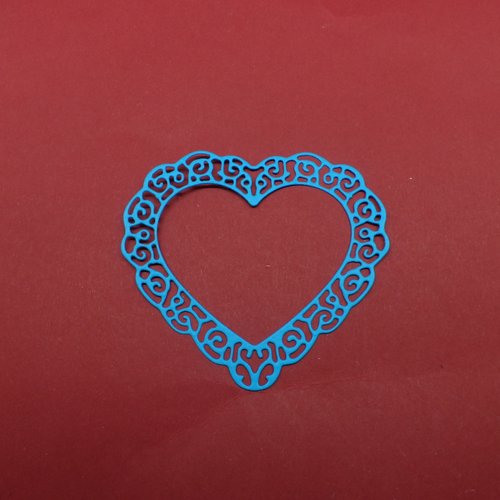 N°638 d'un joli cœur évidé  en papier bleu turquoise découpage fin