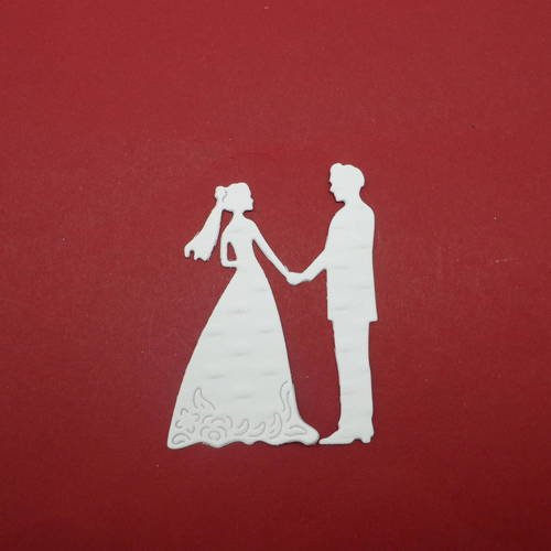 N°590   d'un couple de mariés   en papier  blanc à relief ovale style "plumetis"  embellissement