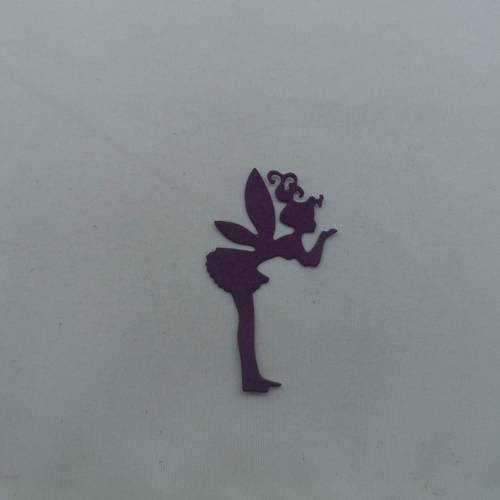 N°583 une petite "fée papillon"  qui envoi un bisou en papier violet prune foncé découpage