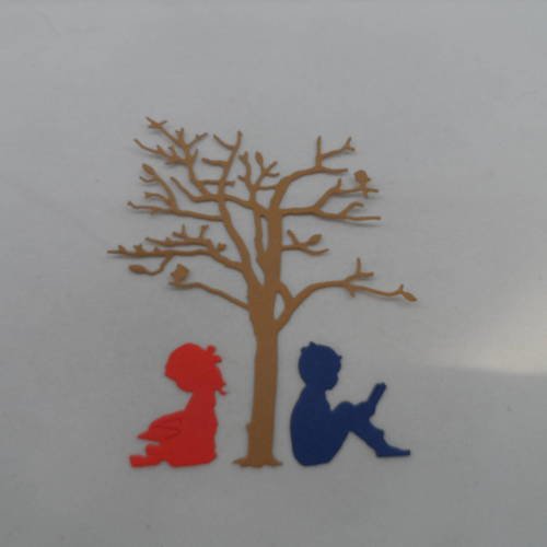 N°609 d'un arbre un petit garçon et une petite fille  avec un livre  en papier marron rouge bleu