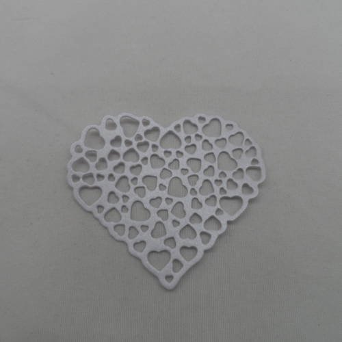 N°628 d'un  cœur rempli de petits cœurs évidés en papier rose irisé découpage fin 