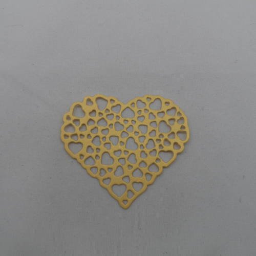 N°628 d'un  cœur rempli de petits cœurs évidés en papier doré découpage fin 