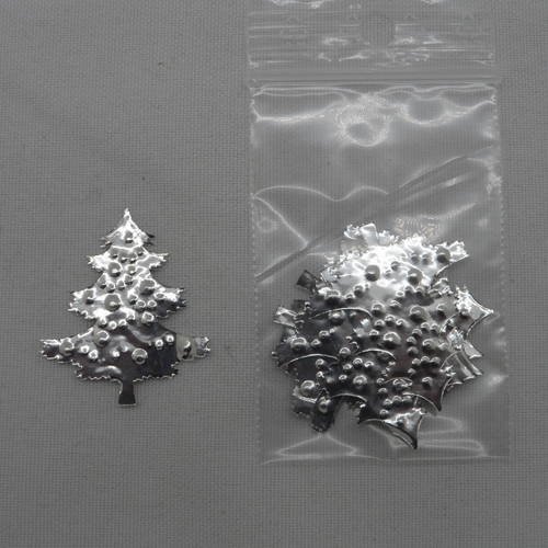 N°523 d'un lot de 10 petits sapins de noël en métal argenté  découpage fin et gaufrage 