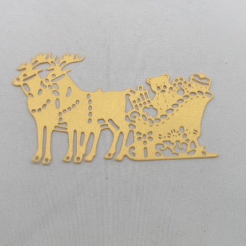 N°595 traîneau du père noël  avec deux rennes et cadeaux    en papier doré a découpage  fin