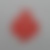 N°588 une jolie boule de noël en papier rouge   gaufrage et  découpage fin