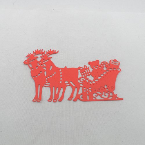N°595 traîneau du père noël  avec deux rennes et cadeaux  en papier rouge   découpage  fin