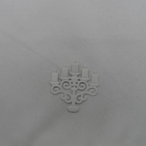 N°599 joli chandelier  à cinq bougies  en papier gris très clair    gaufrage  découpage 