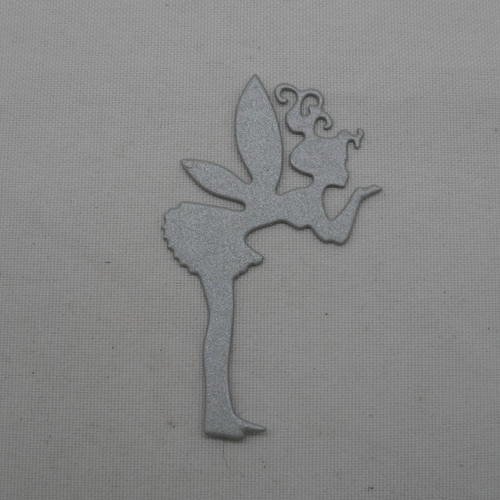 N°583 une petite "fée papillon"  qui envoi un bisou en papier argenté  découpage fin