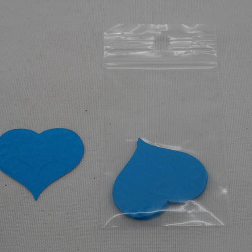 N°559  d'un lot de dix petits cœurs avec gaufrage   en papier bleu turquoise découpage fin 