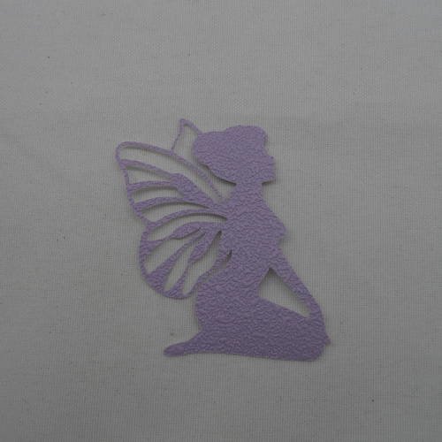 N°499 une petite fée papillon assise  en papier tapisserie violet   découpage fin