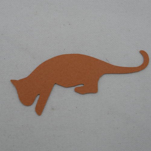 N°345 d'un chat penché  en papier marron clair "caramel"   découpage fin