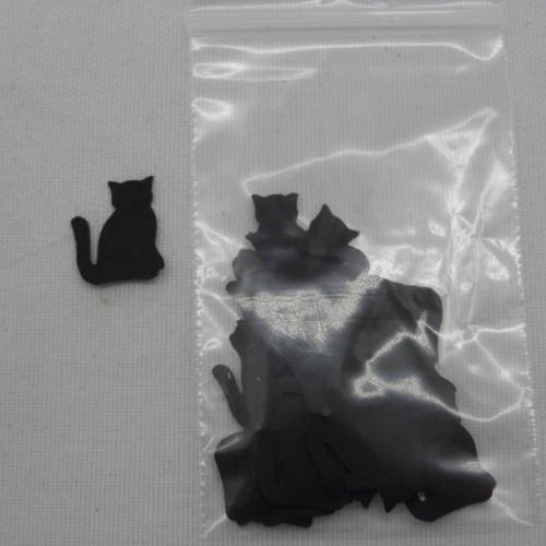 N°451 lot de trente petits chats en papier noir  embellissement découpe