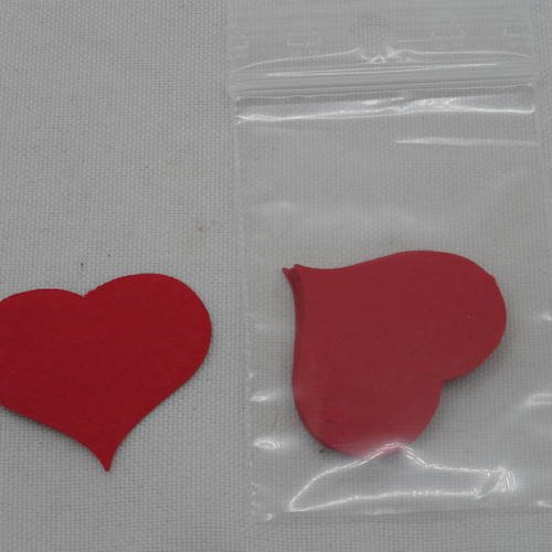 N°559  d'un lot de dix petits cœurs avec gaufrage   en papier rouge découpage fin 